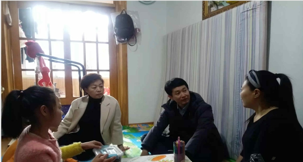 图为延边州民政局领导走访慰问贫困残疾儿童家庭
