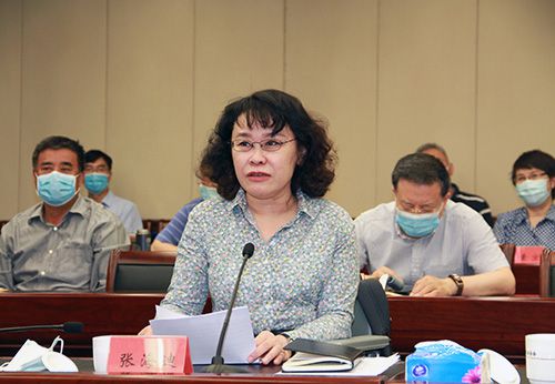 图为全国政协常委、中国残联主席张海迪传达全国政协十三届三次会议精神 图为全国政协常委、中国残联主席张海迪传达全国政协十三届三次会议精神